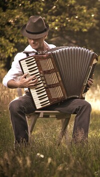 Mężczyzna grający na akordeonie