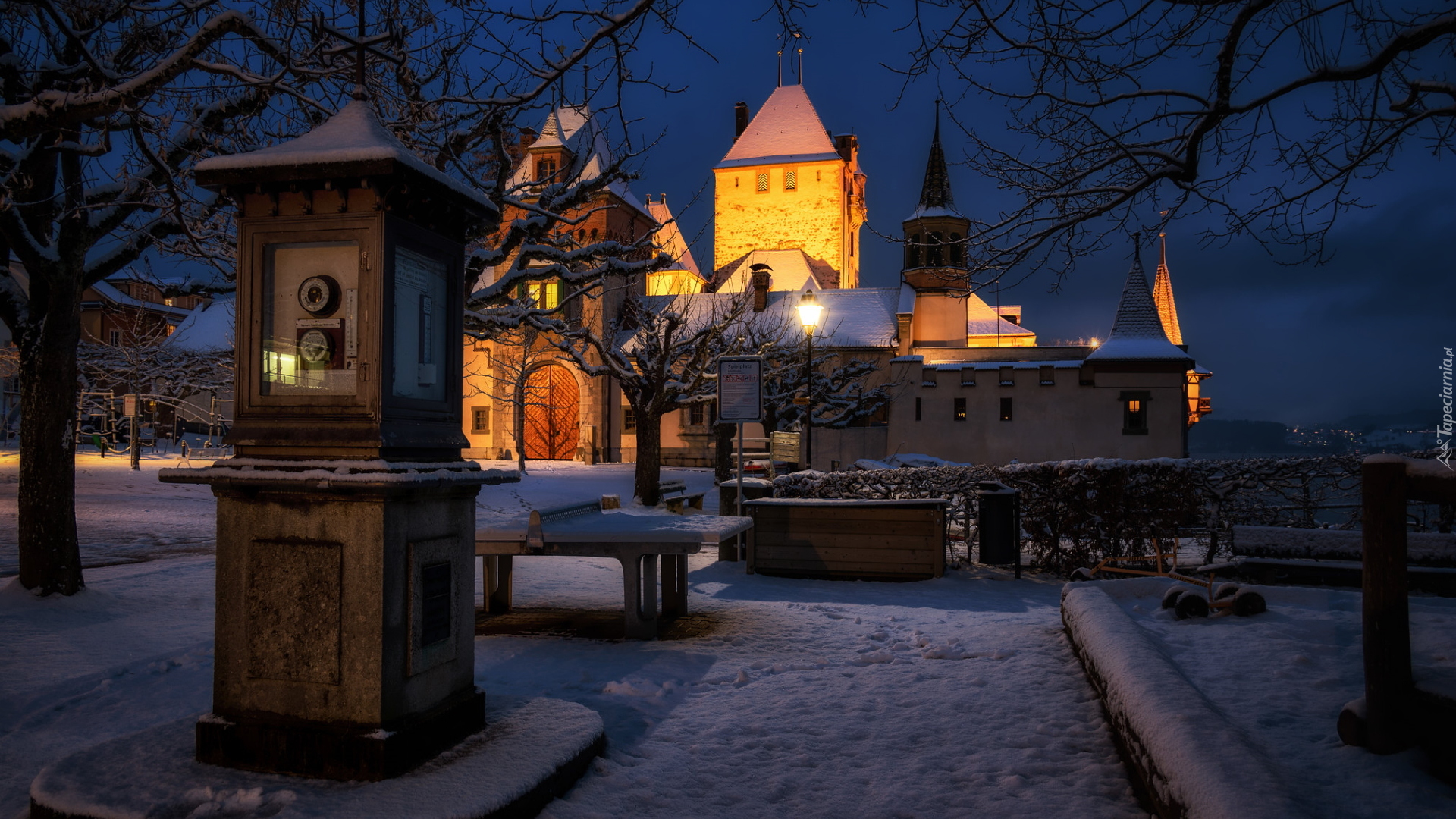 Zima, Oświetlony, Zamek Oberhofen, Oberhofen am Thunersee, Kanton Berno, Szwajcaria