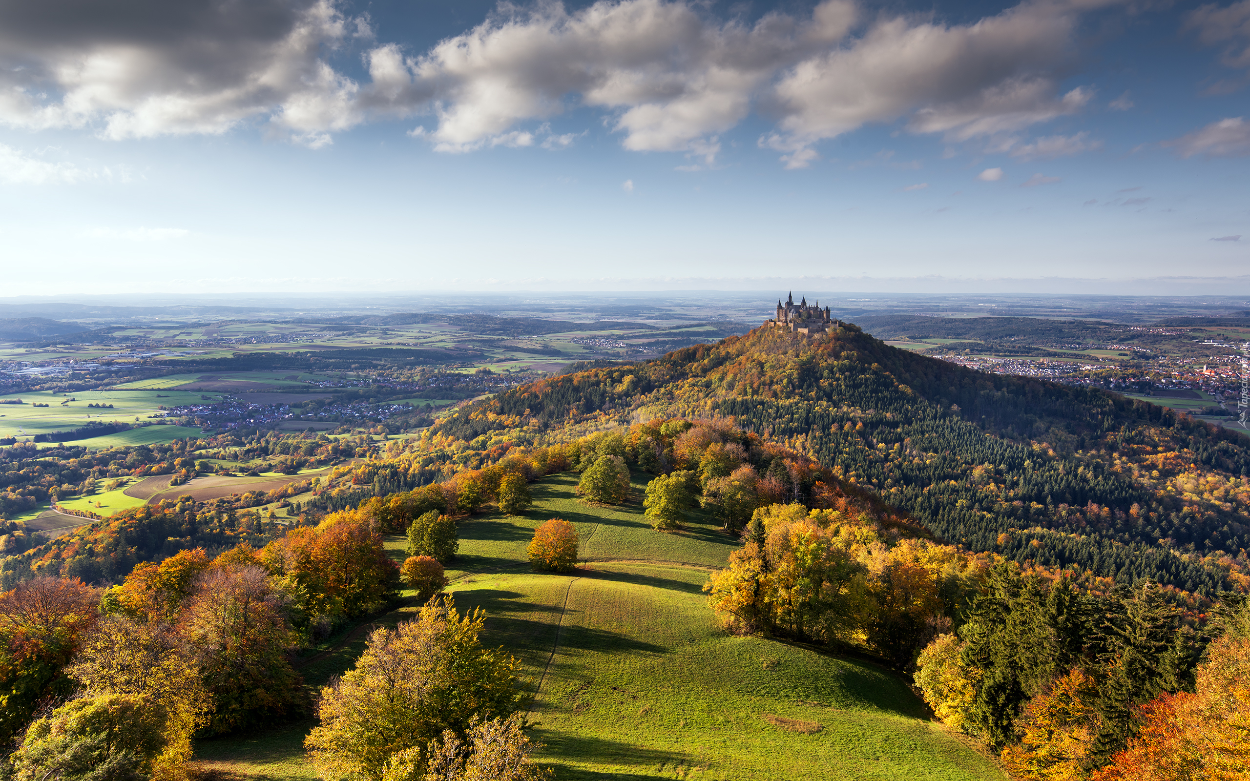 Góra Hohenzollern, Zamek Hohenzollern, Badenia-Wirtembergia, Niemcy,  Las, Jesień, Chmury, Wzgórza