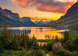 Park Narodowy Glacier, Jezioro, Saint Mary Lake, Góry Skaliste, Drzewa, Chmury, Zachód słońca, Stan Montana, Stany Zjednoczone