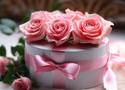 Różowe róże na okrągłym pudełku z kokardką