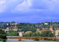 Widok na most na rzece Adyga i zamek San Pietro w Weronie